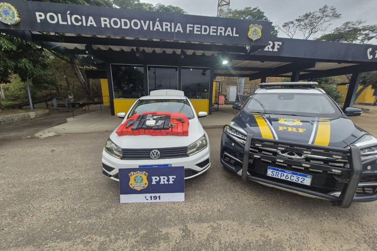 PRF apreende arma e 86 tabletes de maconha e cocaína na BR-101, em Campos