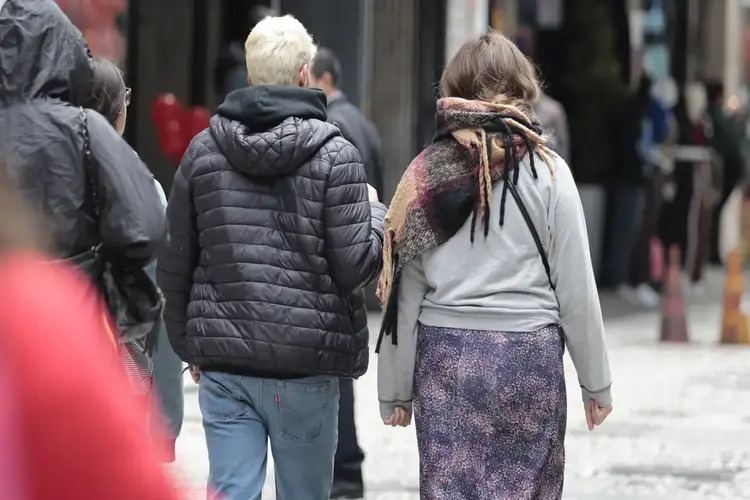 Inmet emite aviso amarelo para queda de temperatura no RJ e mais 11 estados 