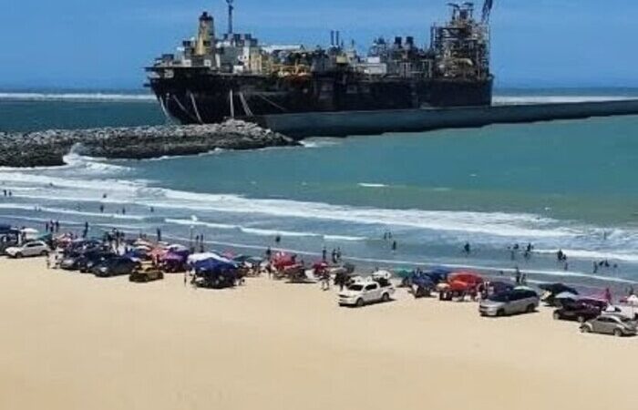 Atracada no Canto das Pedras no Açu, em SJB, P-33 vai para o RS