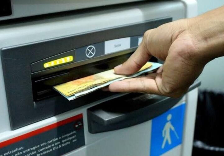Receita paga nesta terça maior lote de restituição do IR da história