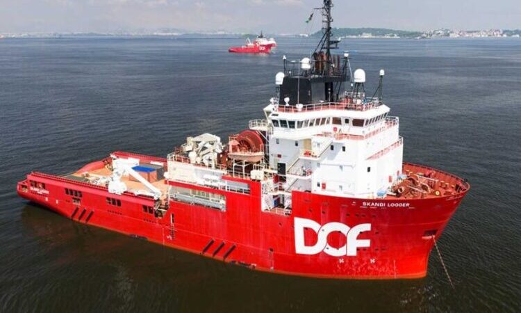 Navio de apoio offshore pega fogo na Bacia de Campos