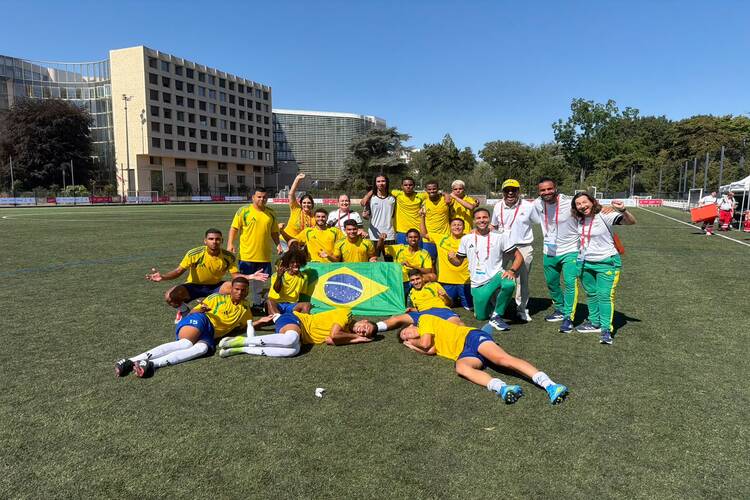 Brasil conquista Copa do Mundo de futebol unificado na França 