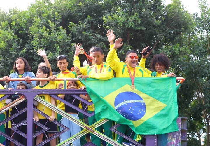 Paraesporte Campos comemora título mundial conquistado na França, na Praça