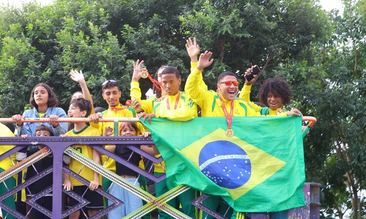 Paraesporte Campos comemora título mundial conquistado na França, na Praça
