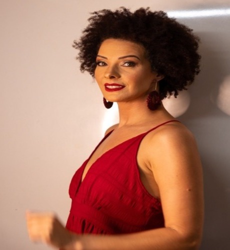 Daniele Souza estreia nesta quarta no Teatro Firjan Sesi Campos