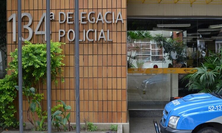 Idoso é preso após esfaquear o filho em Campos