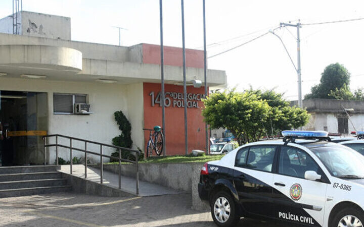 Familiares de menino de 5 anos morto a tiros protestam em frente à 146ª DP, em Campos