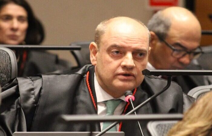 ERJ exonera 6,1 mil comissionados e prevê economia de R$ 221 milhões