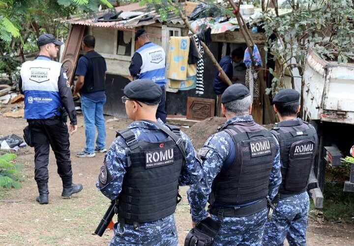 Força-tarefa da Prefeitura de Campos desocupada área ao lado da Ponte da Lapa
