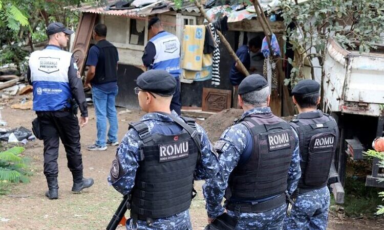 Força-tarefa da Prefeitura de Campos desocupada área ao lado da Ponte da Lapa