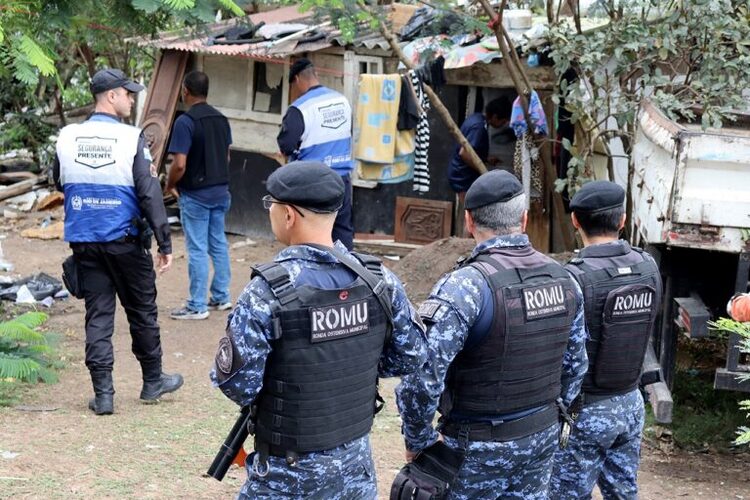 Força-tarefa da Prefeitura de Campos desocupada área ao lado da Ponte da Lapa