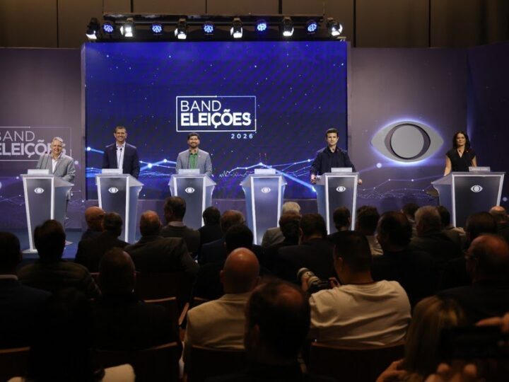 Paes não comparece a debate e vira alvo dos adversários