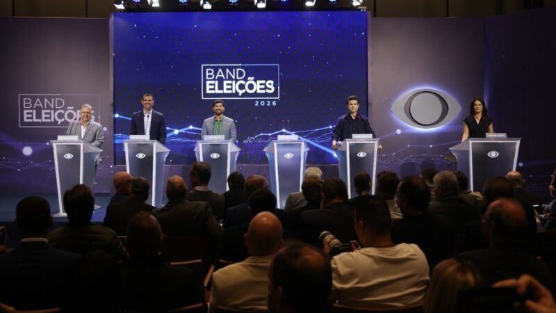 Paes não comparece a debate e vira alvo dos adversários