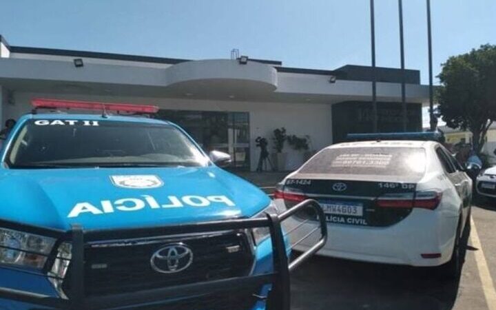 Homem é preso após apontar arma para policiais em uma viatura em Campos 