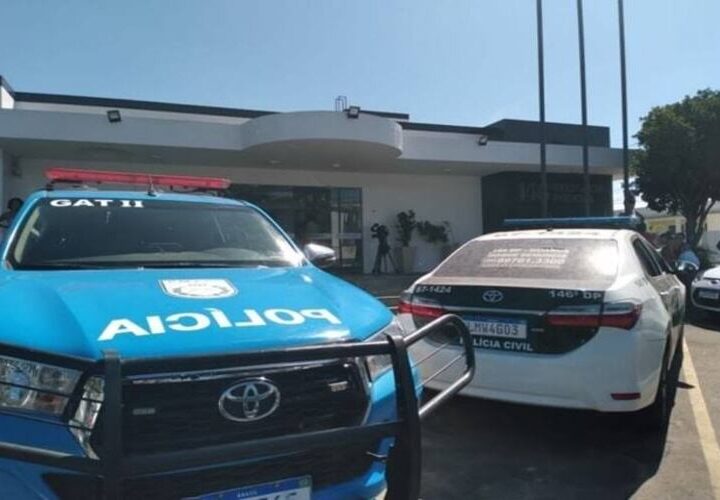 Homem é preso após apontar arma para policiais em uma viatura em Campos 