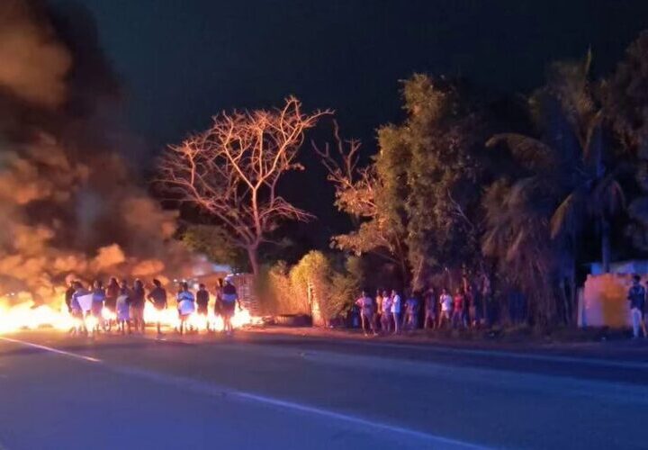 Manifestação contra prisão de um homem em Campos bloqueia BR-101