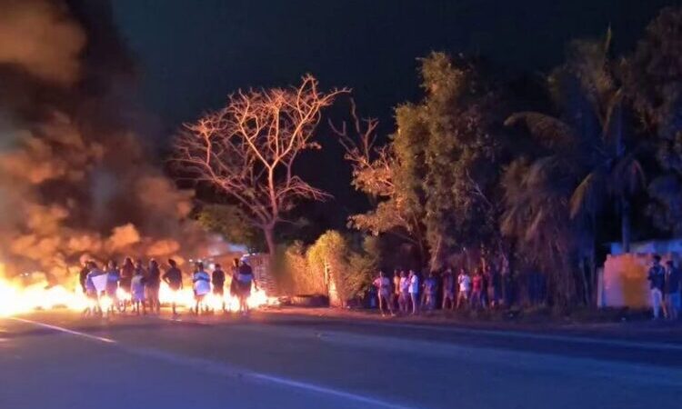Manifestação contra prisão de um homem em Campos bloqueia BR-101