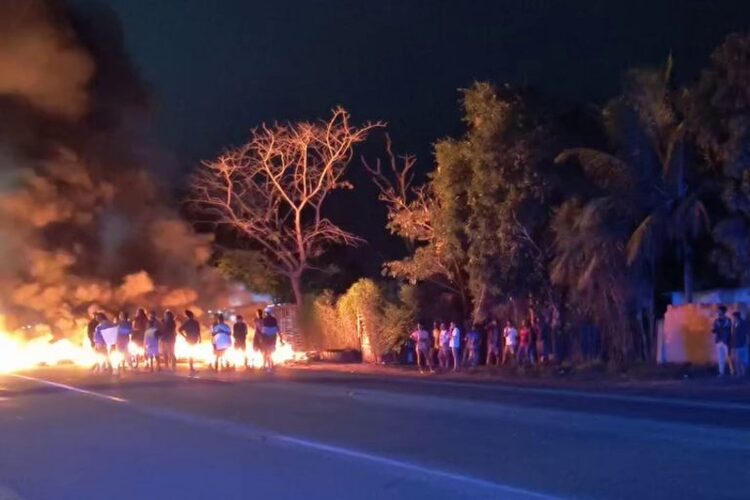 Manifestação contra prisão de um homem em Campos bloqueia BR-101