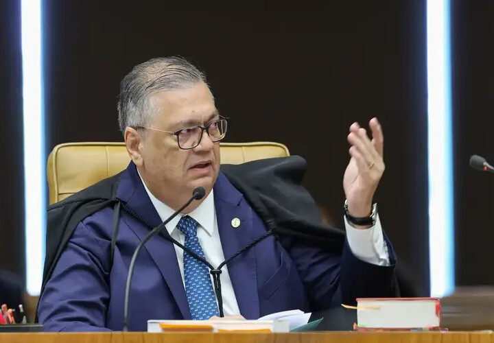 Flávio Dino pede vista de julgamento sobre Moraes e Mendonça