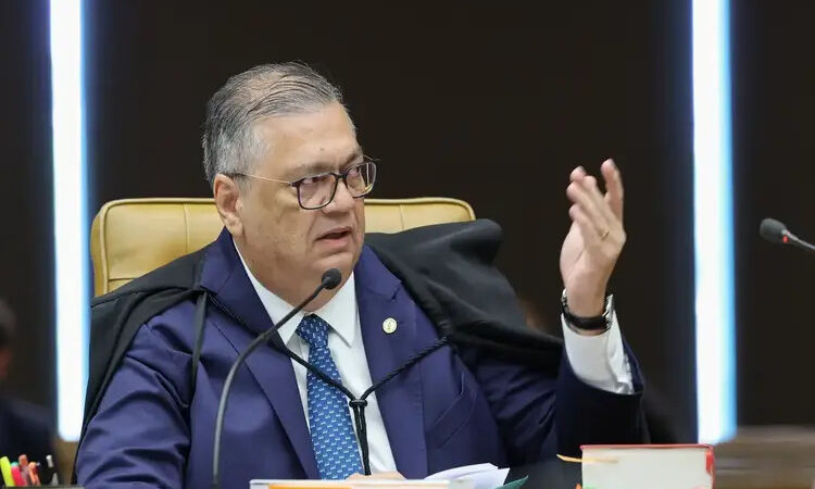 Flávio Dino pede vista de julgamento sobre Moraes e Mendonça