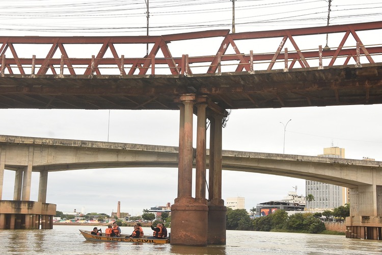 Técnicos realizam vistoria na Ponte Barcelos Martins em Campos 