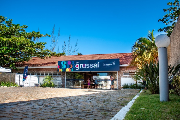 Mulher é encontrada morta dentro de quarto no Sesc Grussaí, em SJB