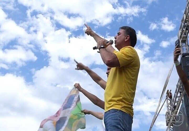 Flávio Bolsonaro pede votos em Macaé, Campos e Itaperuna