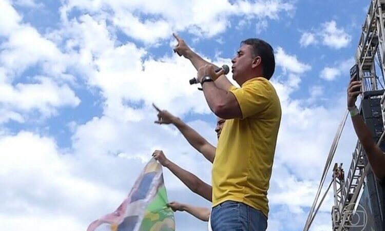 Flávio Bolsonaro pede votos em Macaé, Campos e Itaperuna