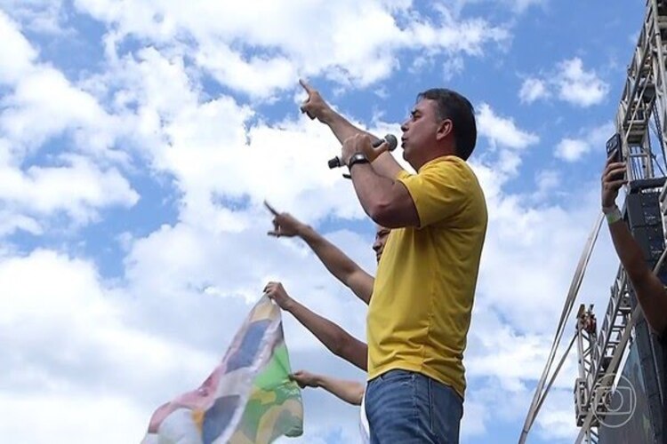 Flávio Bolsonaro pede votos em Macaé, Campos e Itaperuna