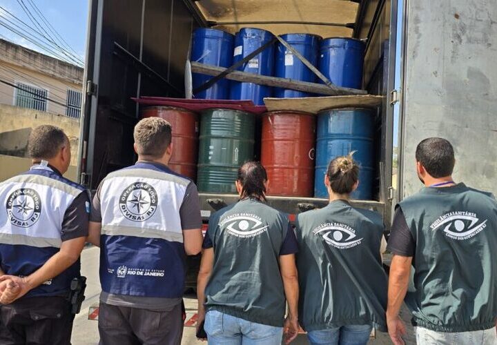 Carga de mais de 30 toneladas de polpa de frutas é apreendida em Campos