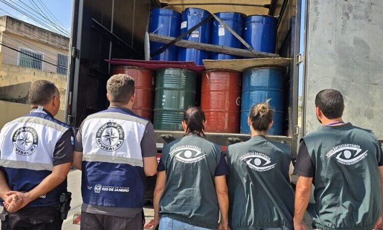 Caminhão apreendido em Campos transportando polpa de frutas inadequadas para consumo