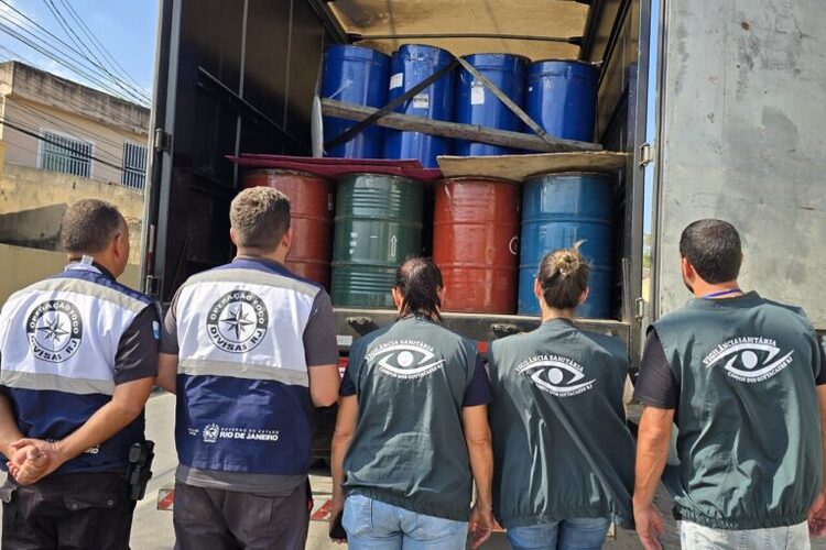 Caminhão apreendido em Campos transportando polpa de frutas inadequadas para consumo