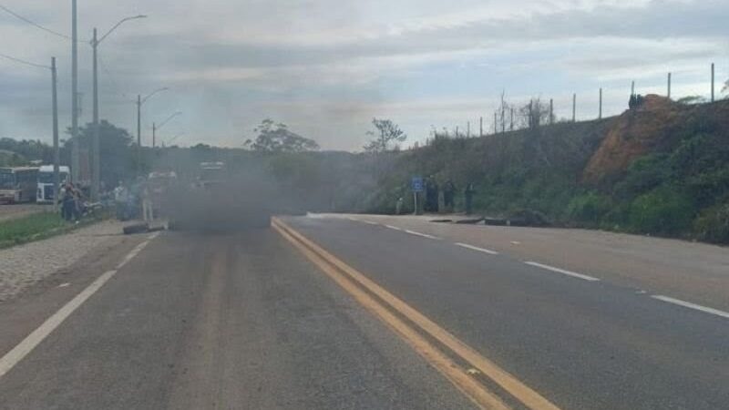 Moradores protestam contra aumento da passagem das vans e interditam BR-101 em Campos