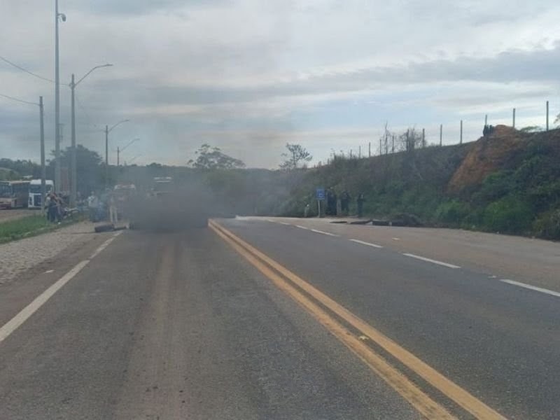 Moradores protestam contra aumento da passagem das vans e interditam BR-101 em Campos