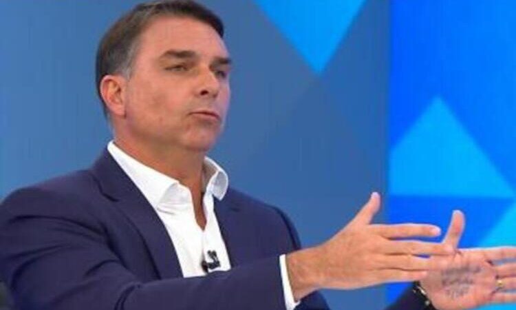 Nos EUA, Flávio Bolsonaro afirma ser o “verdadeiro presidente eleito do Brasil”
