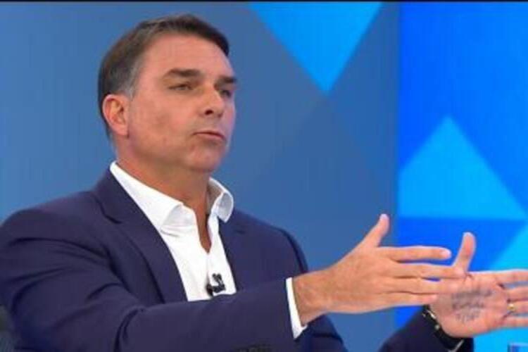 Nos EUA, Flávio Bolsonaro afirma ser o “verdadeiro presidente eleito do Brasil”