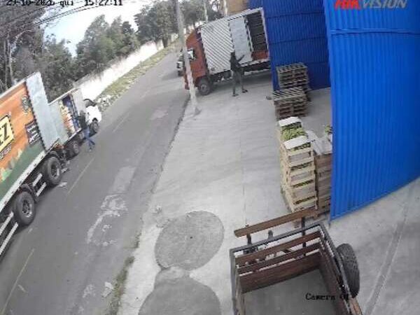 Criminosos armados com fuzil e pistolas assaltam comércio em Guarus, Campos