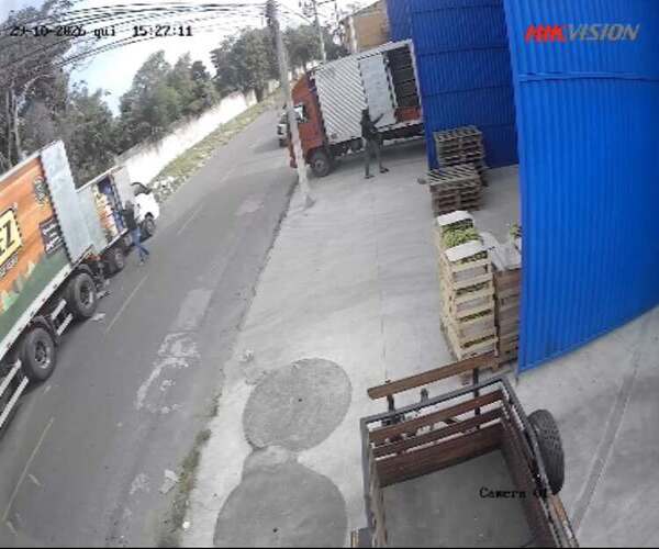 Criminosos armados com fuzil e pistolas assaltam comércio em Guarus, Campos
