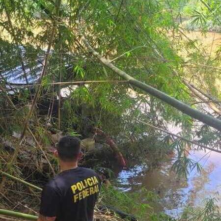 PF apreende equipamentos usados para mineração ilegal de ouro no Rio Muriaé