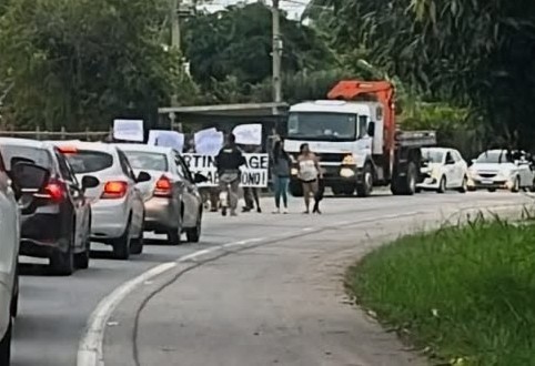 Protesto de moradores de Martins Lage bloqueia BR-356 nos dois sentidos, em Campos