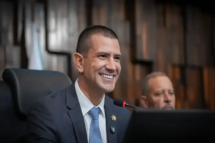 TSE anula votos de Garotinho e Douglas Ruas é eleito governador do Rio