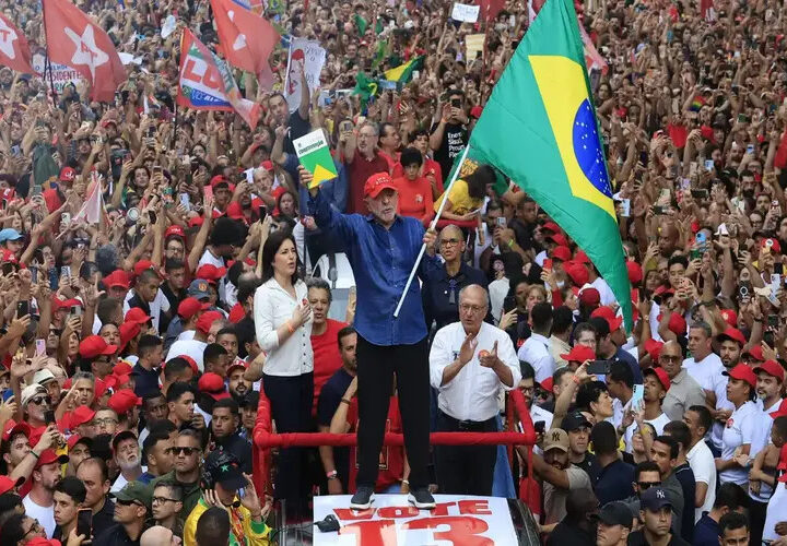 Com virada histórica, Lula é reeleito para o 4º mandato