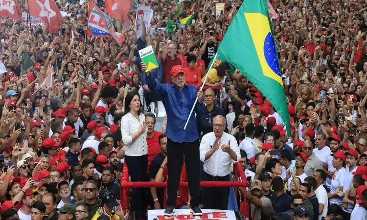 Com virada histórica, Lula é reeleito para o 4º mandato