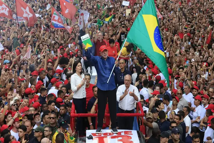 Com virada histórica, Lula é reeleito para o 4º mandato