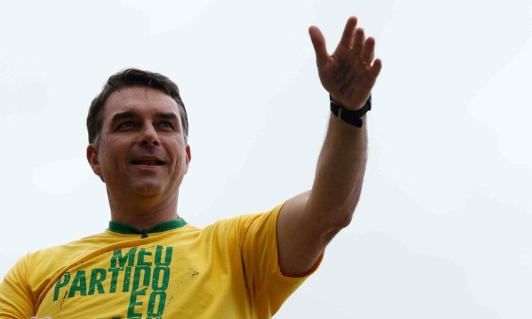 Governo dos EUA confirma emissão de vistos para Flávio Bolsonaro e família