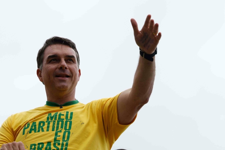 Governo dos EUA confirma emissão de vistos para Flávio Bolsonaro e família