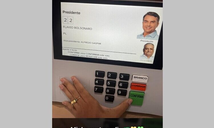 Eleitora fotografa voto na urna eletrônica e posta no WhatsApp, em Italva 